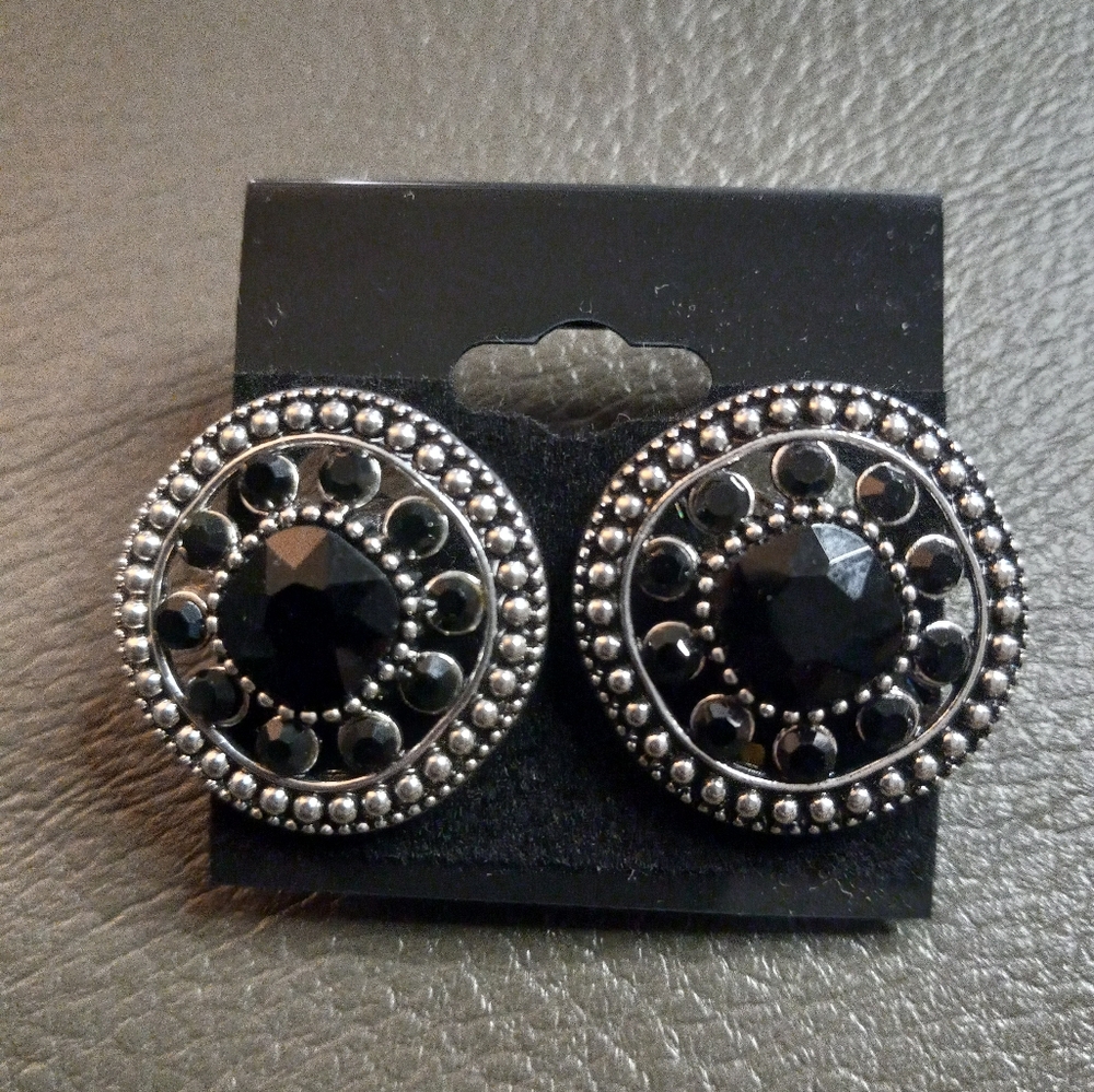 CLIP-ON EARRINGS Elegant Black and Silver
